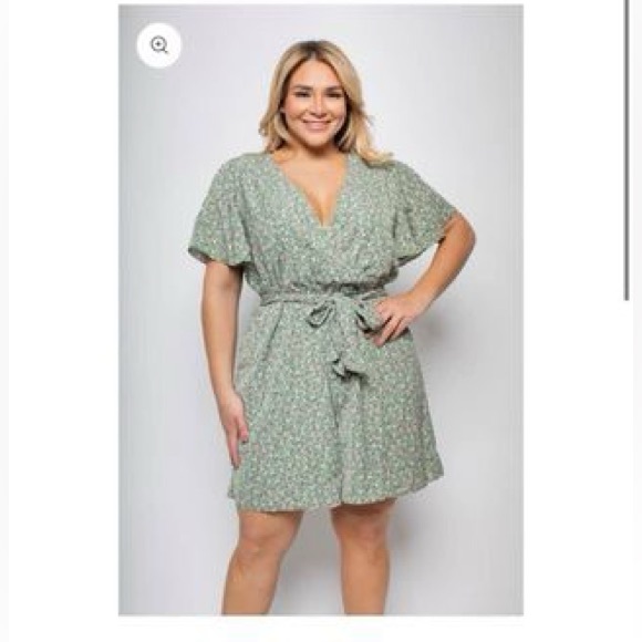 Plus Size Floral Romper - Picture 3 of 3